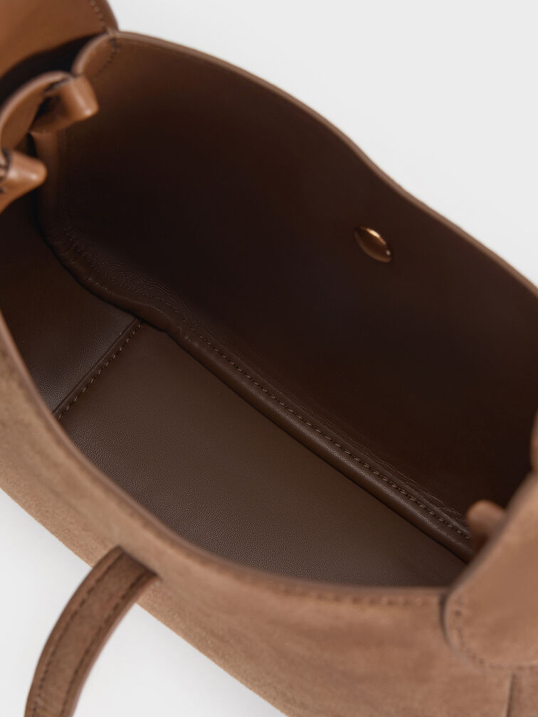 شنطة هوبو ميني أدالين شامواه معاد بمشبك معدني وحزام, بني موكا ناعم, hi-res