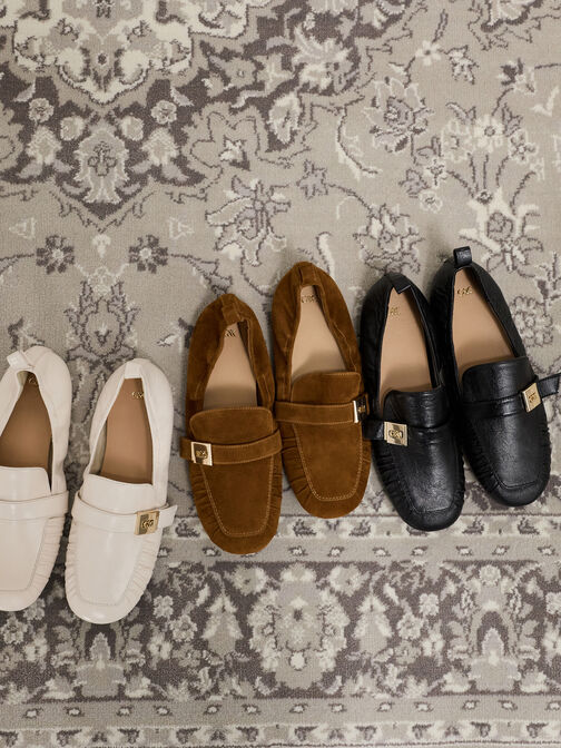 لوفرز كودي شامواه مزين بمشبك معدني ومزموم, بني, hi-res