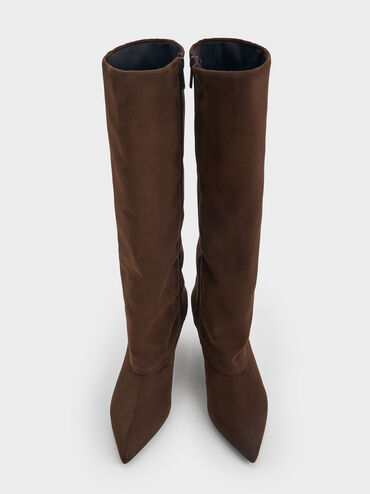 بوت برقبة عالية من شامواه صناعي بكعب ستيليتو ومقدمة مدببة, بني محبّب غامق, hi-res