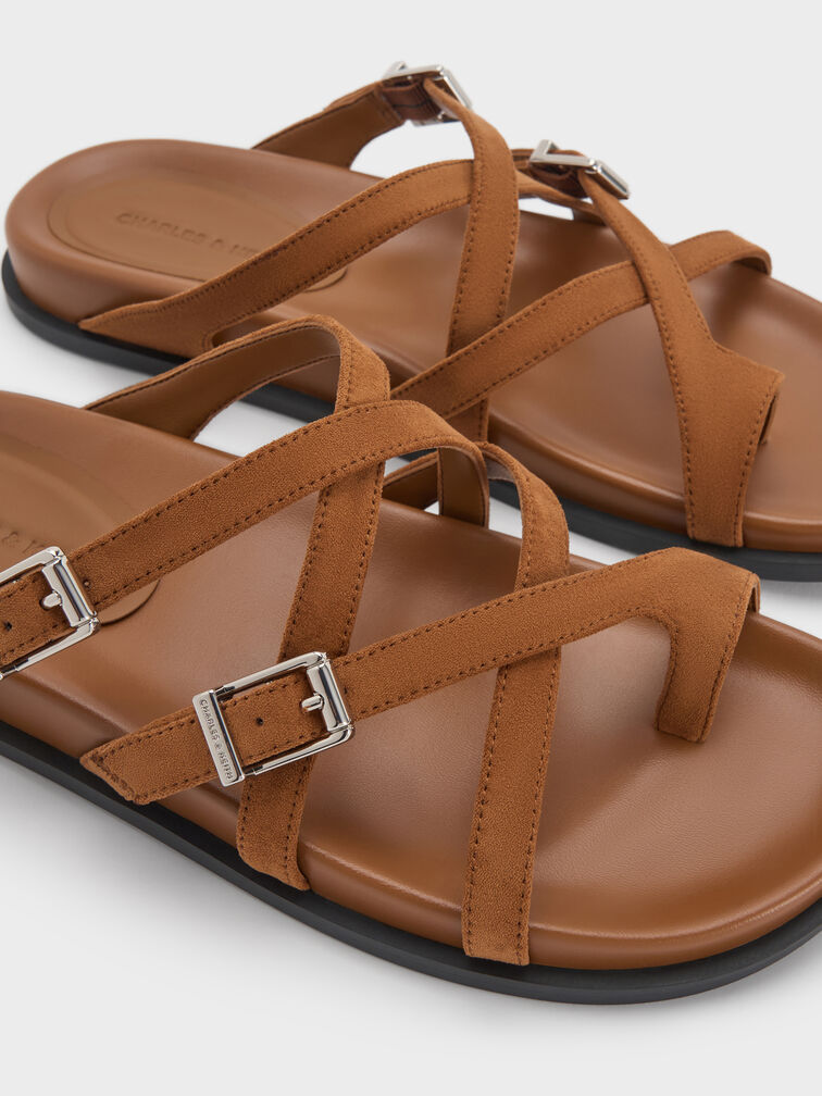 صندل من الجلد السويدي الصناعي بأحزمة متقاطعة وبفتحة دائرية للإصبع الكبير, كونياكي, hi-res