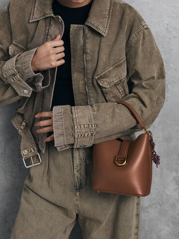 حقيبة باكت (دلو) غابين من الجلد بحزام ومقبض علوي, شوكولاتي, hi-res