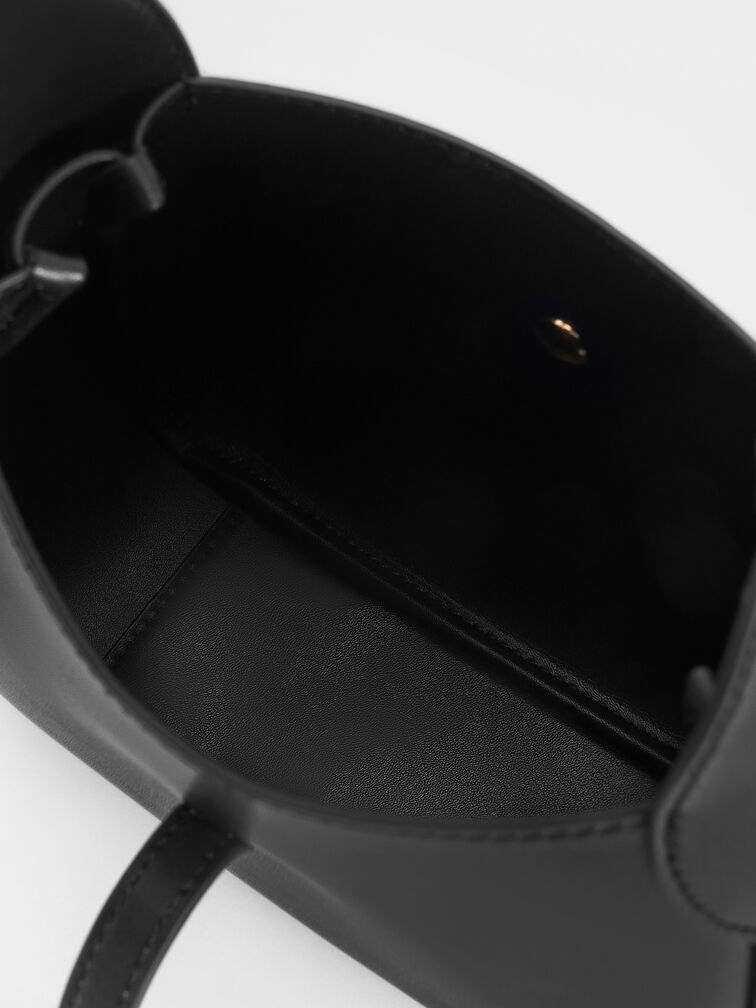 شنطة هوبو ميني أدالين بمشبك معدني وحزام, أسود, hi-res