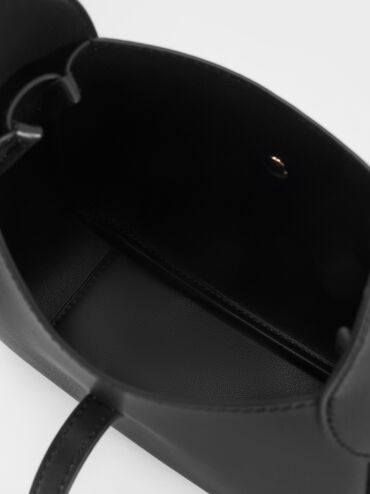 شنطة هوبو ميني أدالين بمشبك معدني وحزام, أسود, hi-res