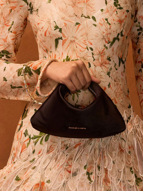 حقيبة من الساتان مزينة بالكريستال ومزوّدة بحزام سلسلة قابل للفصل يمكن حملها بطريقتين, أسود, hi-res