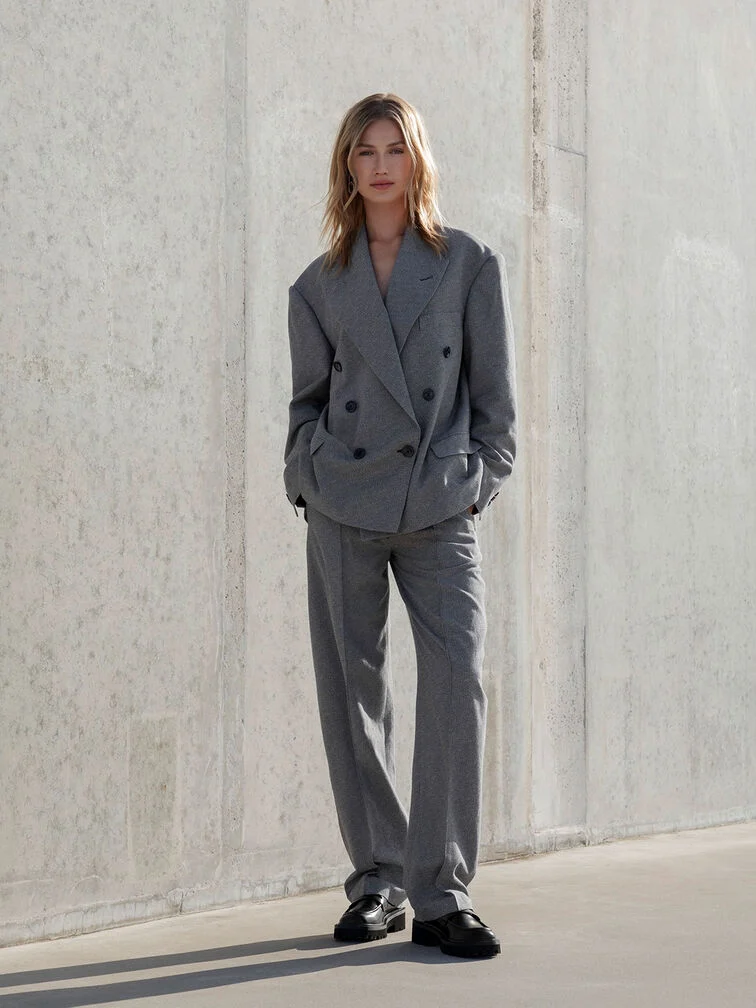 حذاء لوفر نسائي بنعل متعرج مغطَّى باللون الأسود – تشارلز آند كيث