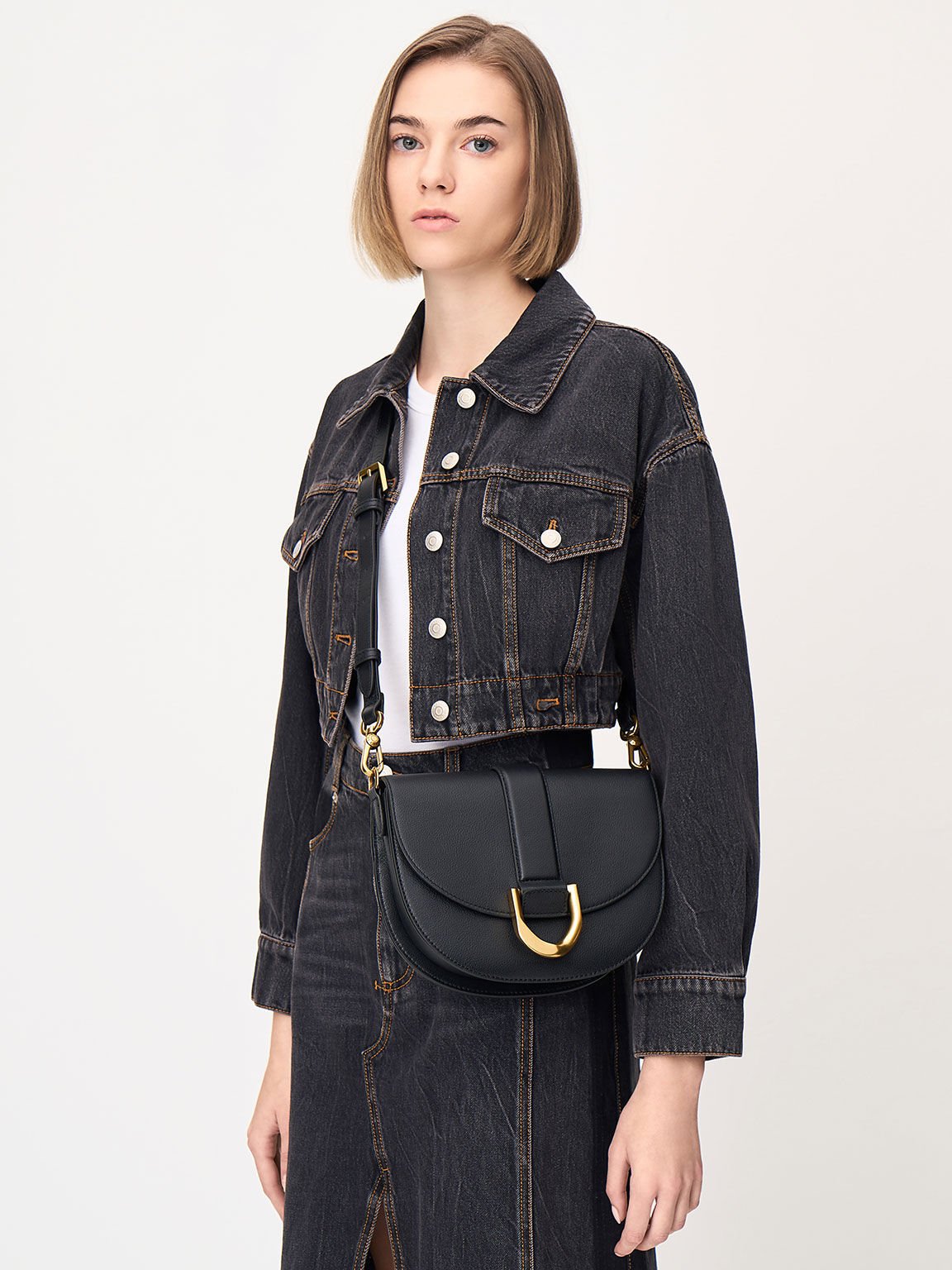 حقيبة سادل جابين الجلدية للنساء باللون الأسود - تشارلز آند كيث 